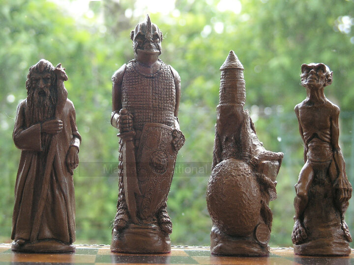 Lord of the Rings Berkeley Chess Set with 5 inch King - Masters Traditional Games Lord of the Rings Berkeley Chess Set with 5 inch King