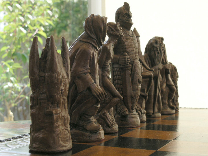Lord of the Rings Berkeley Chess Set with 5 inch King - Masters Traditional Games Lord of the Rings Berkeley Chess Set with 5 inch King