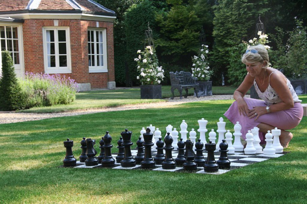 Uber Games Garden Chess Set With Lawn Friendly Chequerboard - Masters Traditional Games Uber Games Garden Chess Set With Lawn Friendly Chequerboard