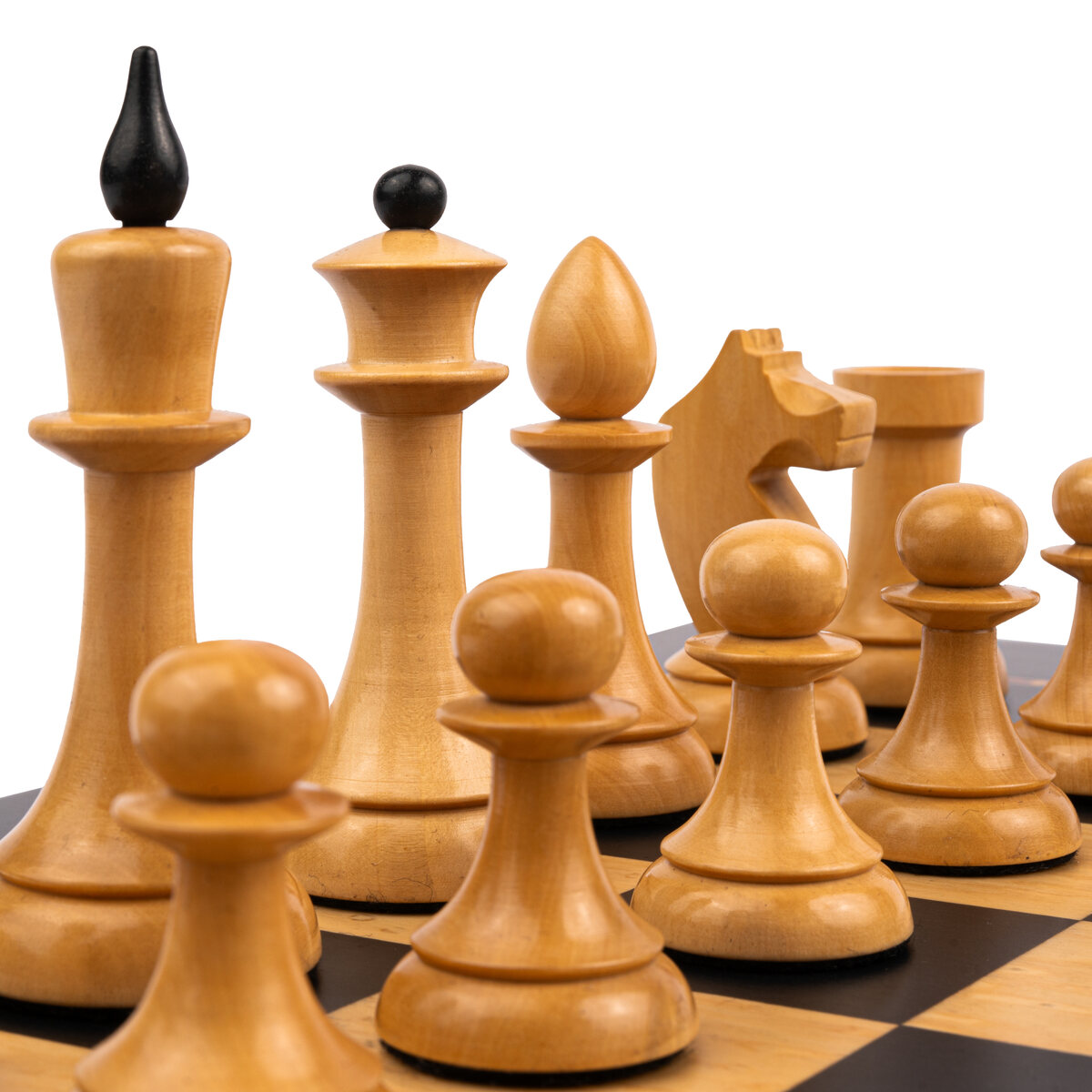 Ferrer - The Queen's Gambit Official Chess Set - Masters Traditional Games Ferrer - The Queen's Gambit Official Chess Set