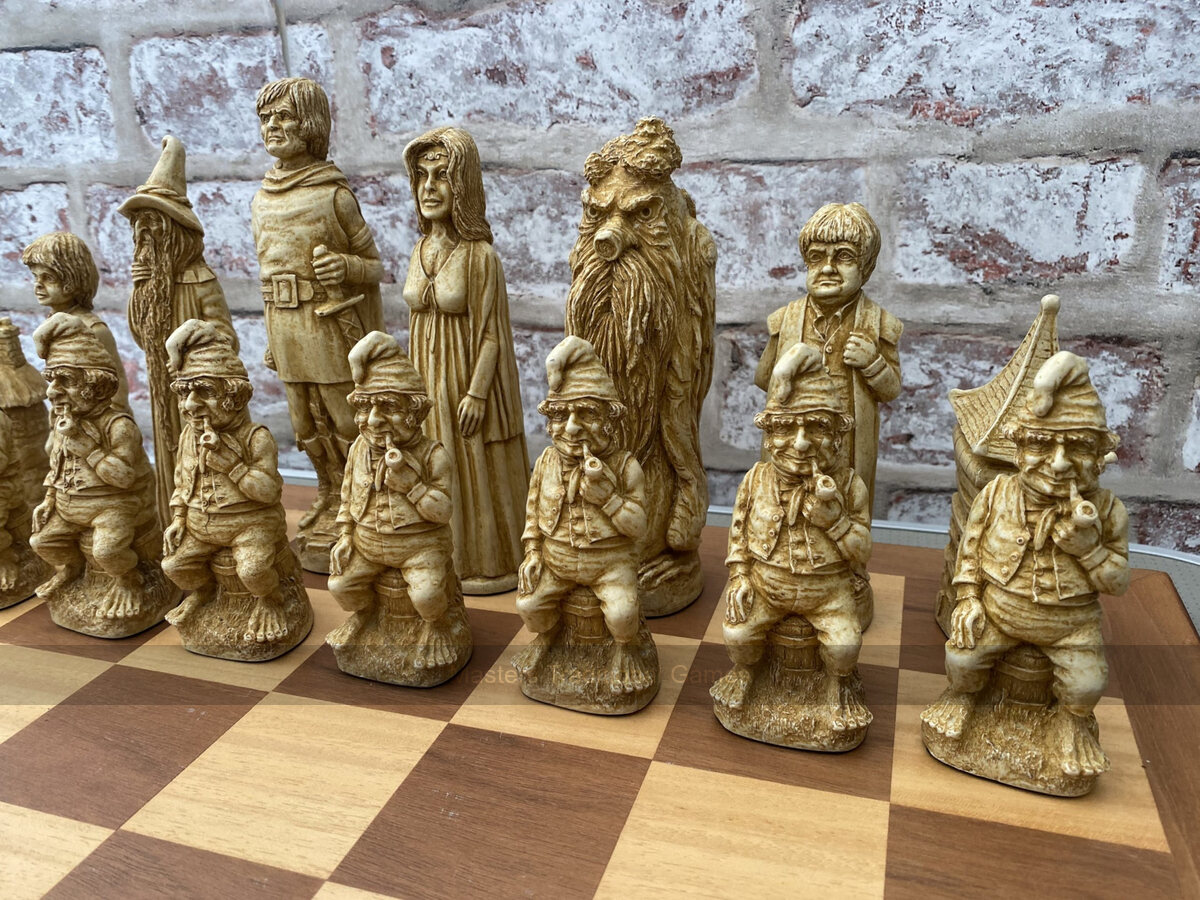 Lord of the Rings Berkeley Chess Set with 5 inch King - Masters Traditional Games Lord of the Rings Berkeley Chess Set with 5 inch King