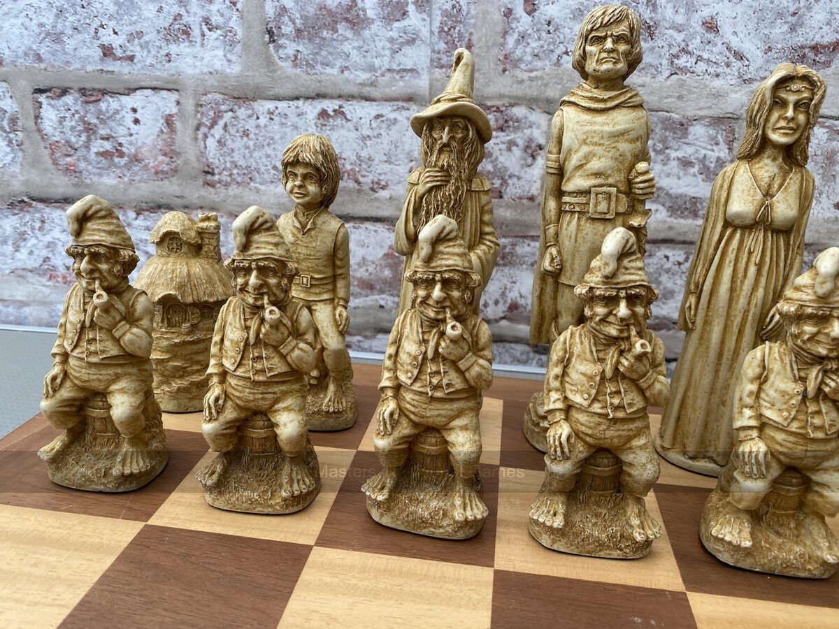 Lord of the Rings Berkeley Chess Set with 5 inch King - Masters Traditional Games Lord of the Rings Berkeley Chess Set with 5 inch King