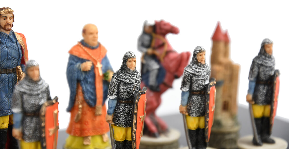 Italfama Robin Hood Chess Pieces - Resin, Hand-Painted - Masters Traditional Games Italfama Robin Hood Chess Pieces - Resin, Hand-Painted